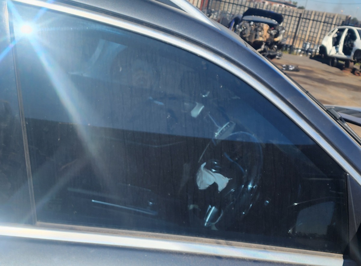 W166 GL63 RIGHT FRONT DOOR GLASS