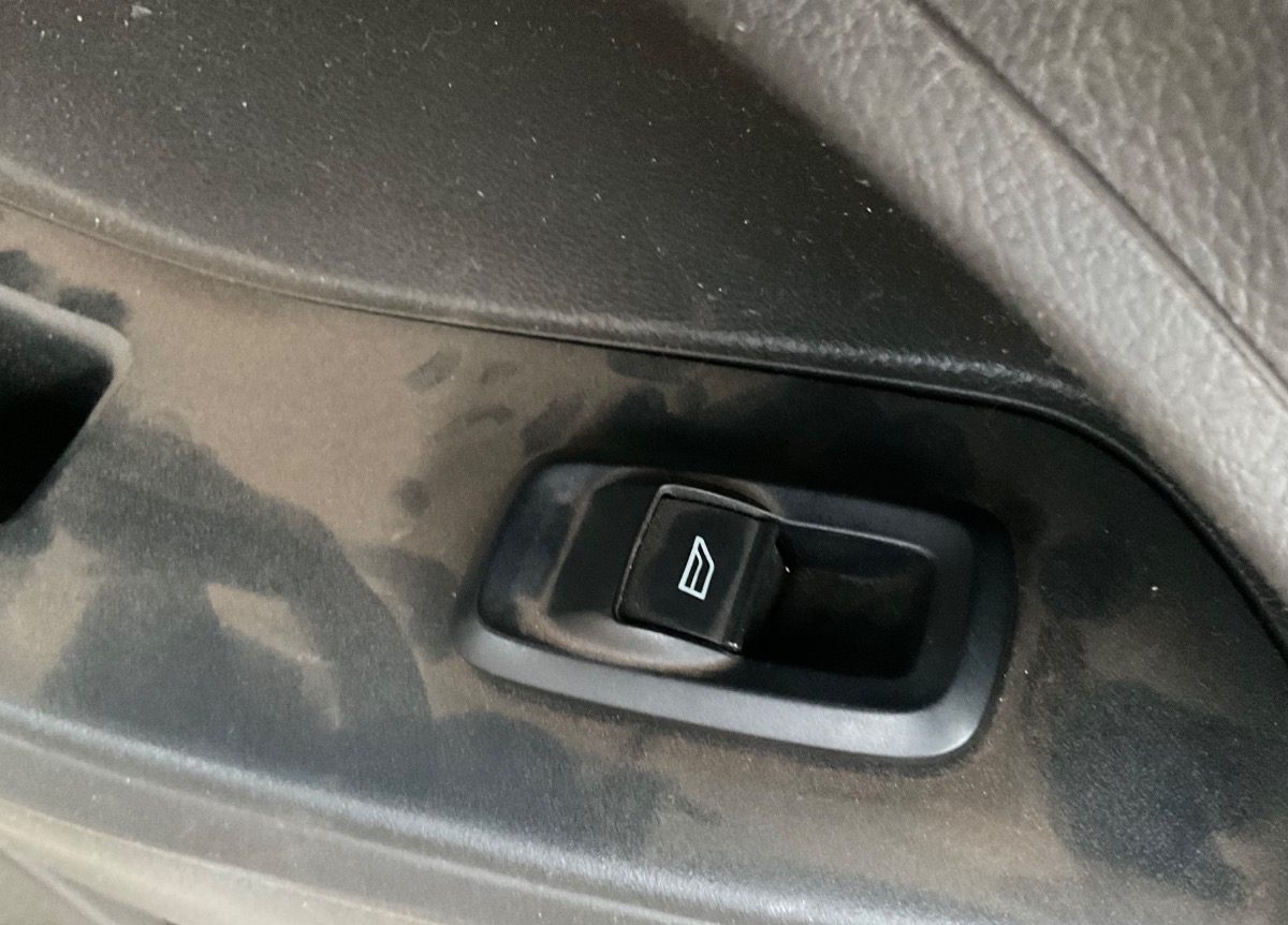FIESTA MK4 LEFT FRONT WINDOW SWITCH