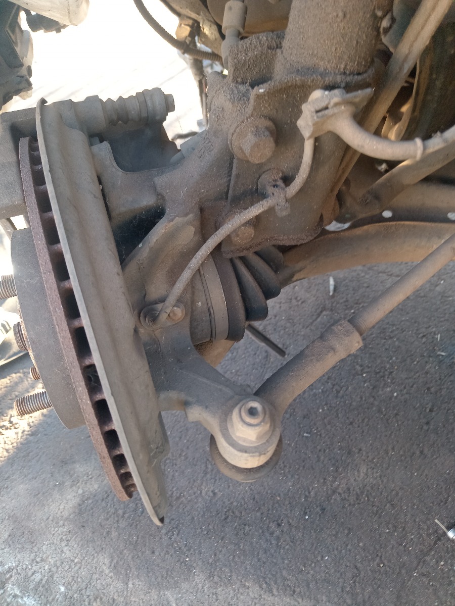 FIESTA MK4 LEFT HUB AND KNUCKLE
