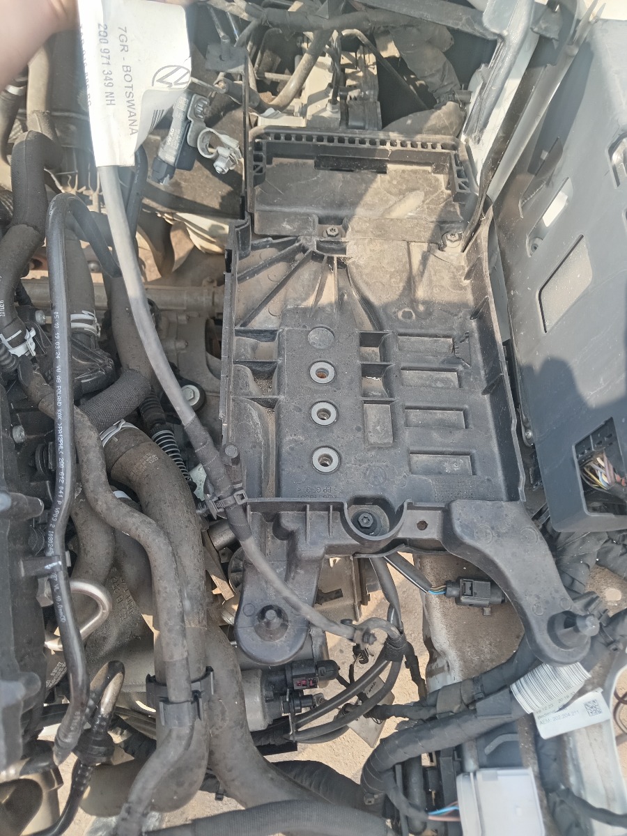 POLO MK8/9 BATTERY TRAY
