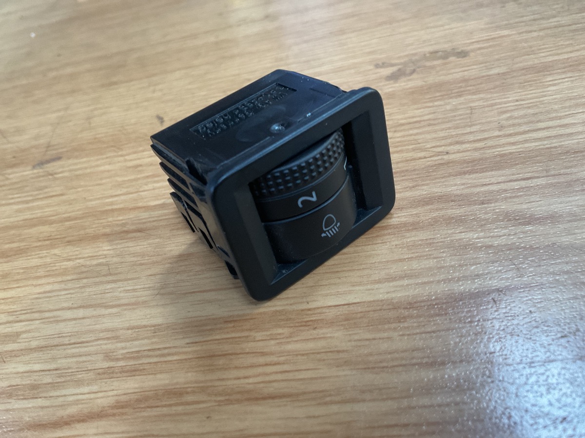 POLO MK8/9 HEADLIGHT REGULATOR