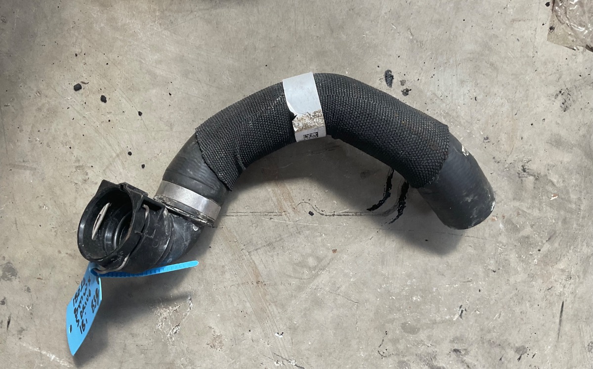 X1 sDRIVE UPPER RADIATOR HOSE
