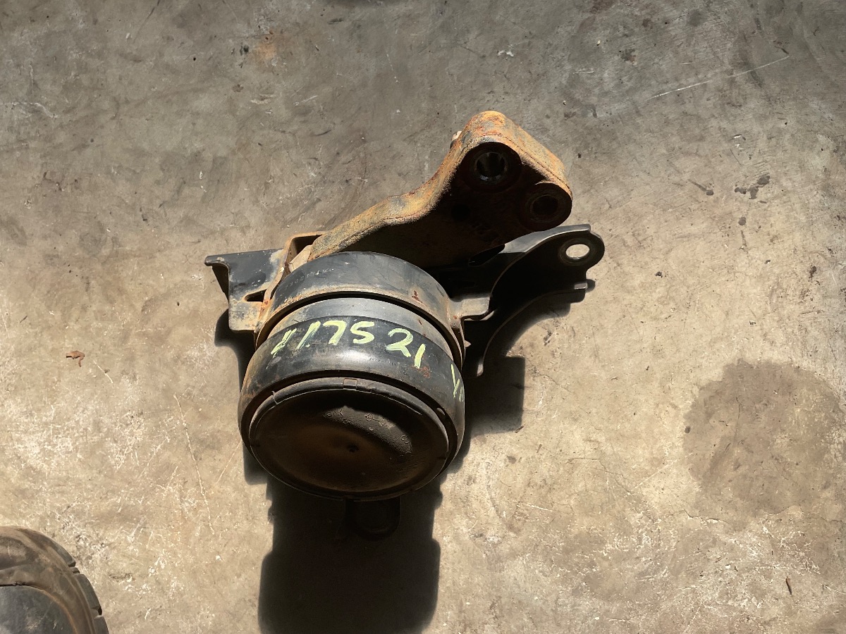 YARIS 1.3Xi RIGHT SIDE ENGINE MOUNTING