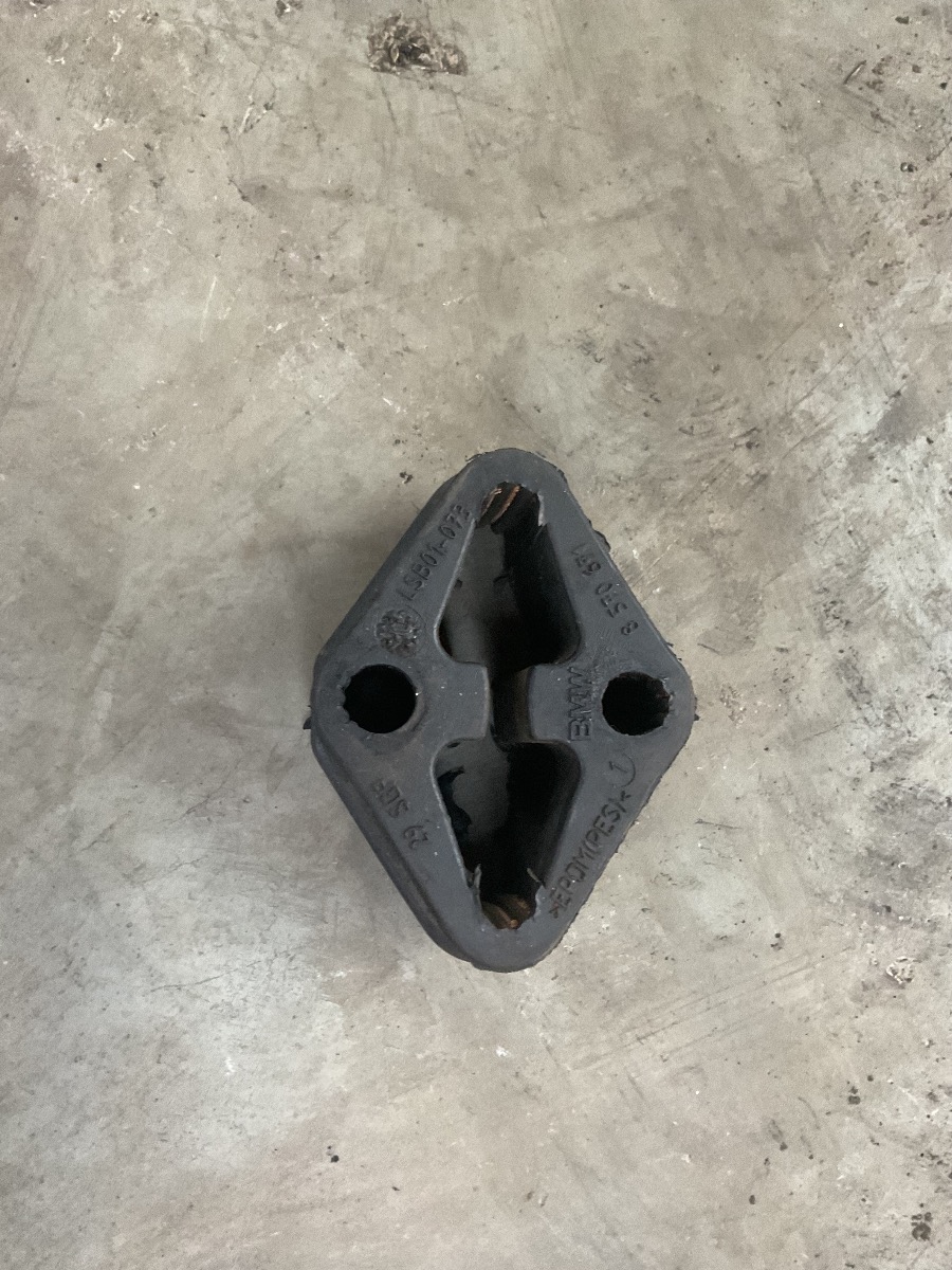 X1 sDRIVE EXHAUST RUBBER MOUNTING