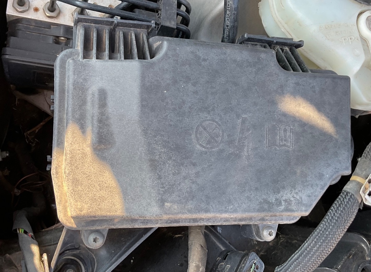W253 FUSE BOX CASE TOP COVER