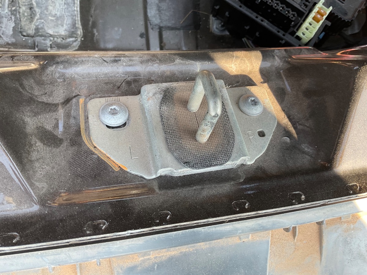 W253 TAILGATE STRIKER PLATE