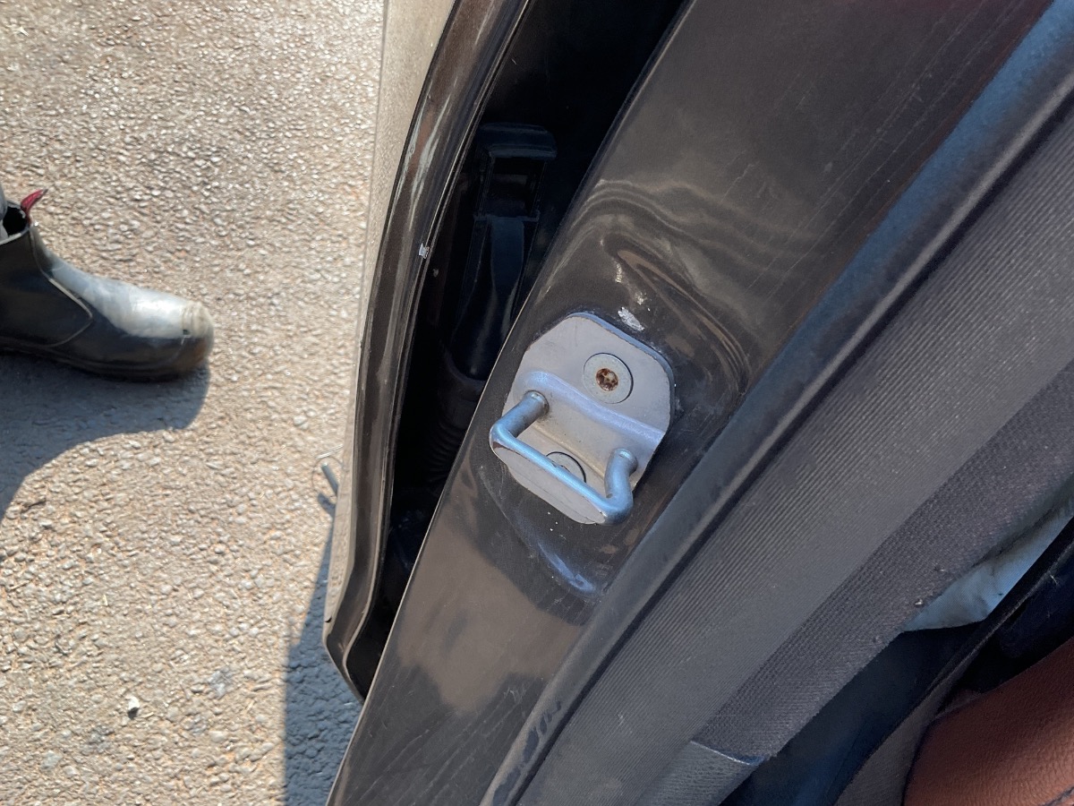 W253 L=R DOOR STRIKER  PLATE
