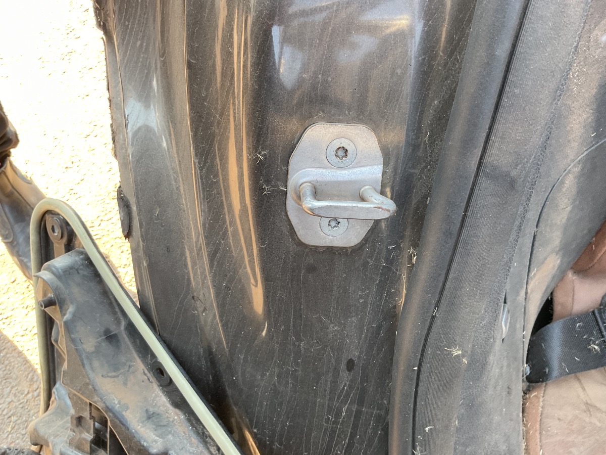 W253 L=R DOOR STRIKER PLATE