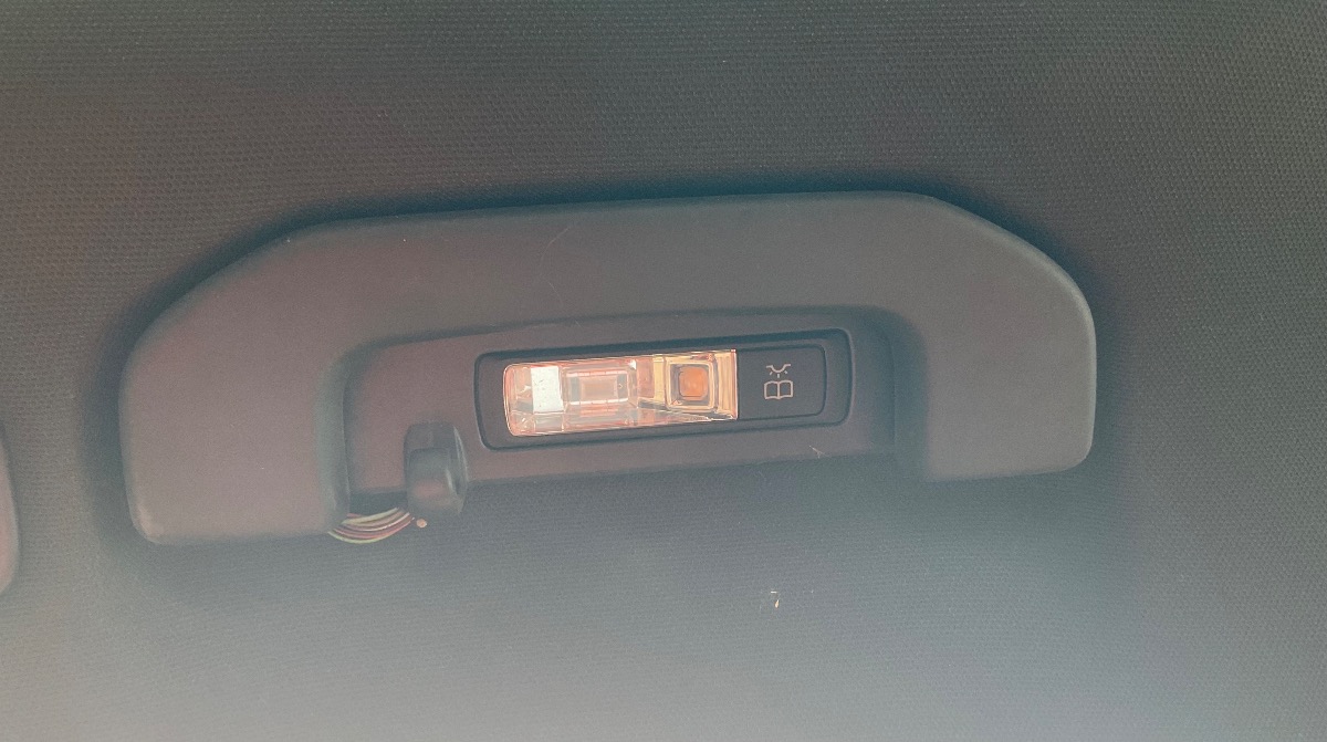 W253 REAR LEFT GRAB HANDLE (w/o light)