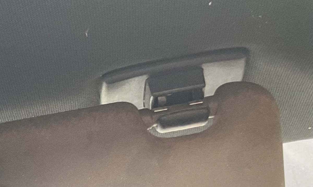 W253 DRIVER SUNVISOR CLIP