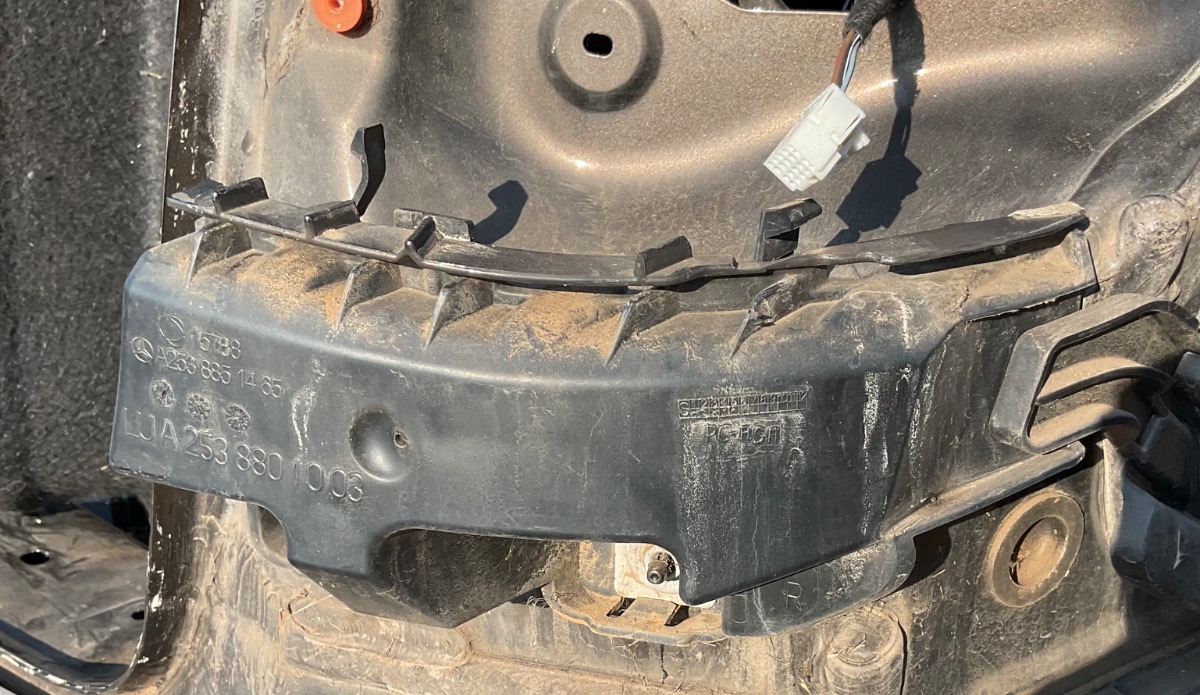 W253 RIGHT REAR BUMPER CARRIER