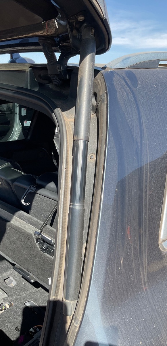 W166 GL63 RIGHT BOOT SHOCK SPINDLE