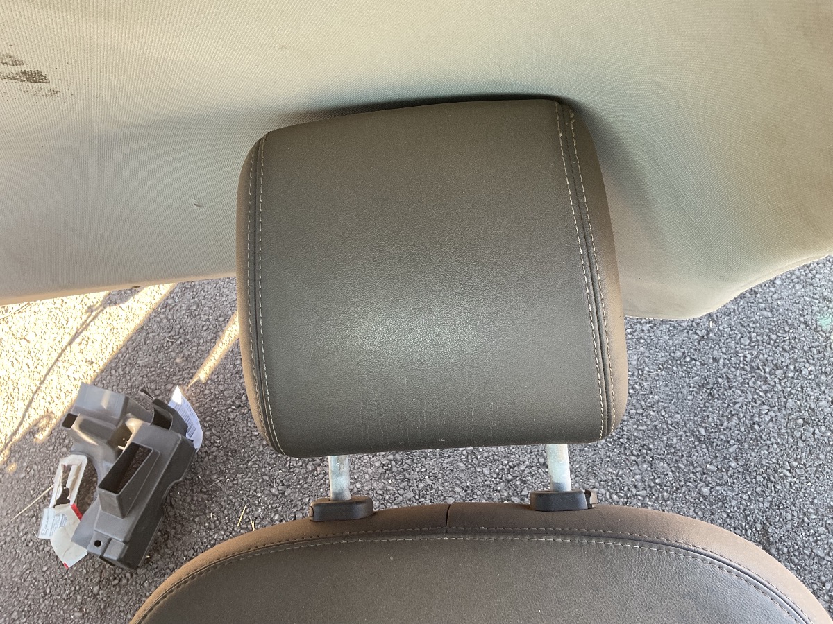 FIESTA L=R FRONT HEADREST