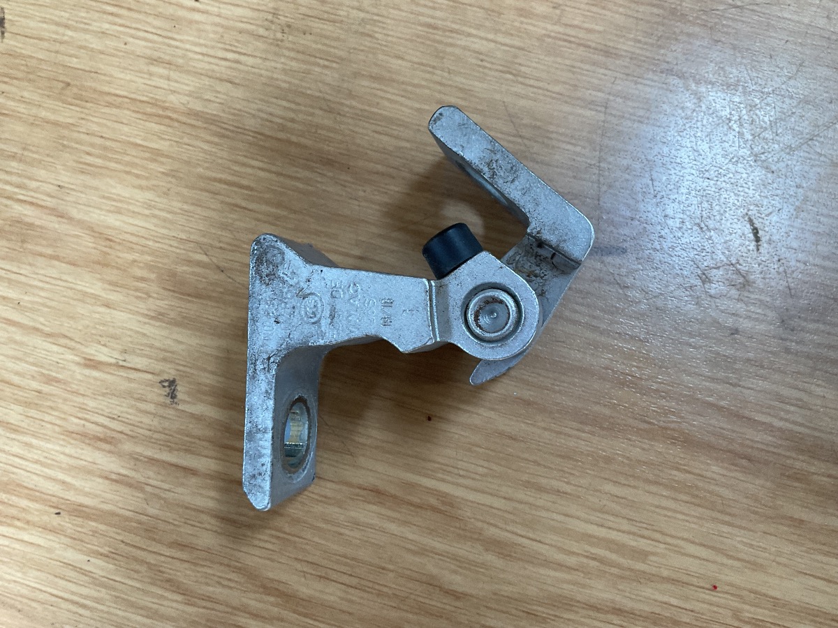 POLO VIVO DOOR HINGE