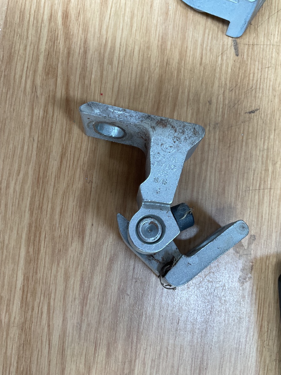 POLO VIVO DOOR HINGE