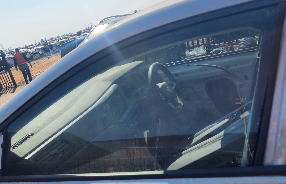 POLO MK8/9 LEFT FRONT DOOR GLASS