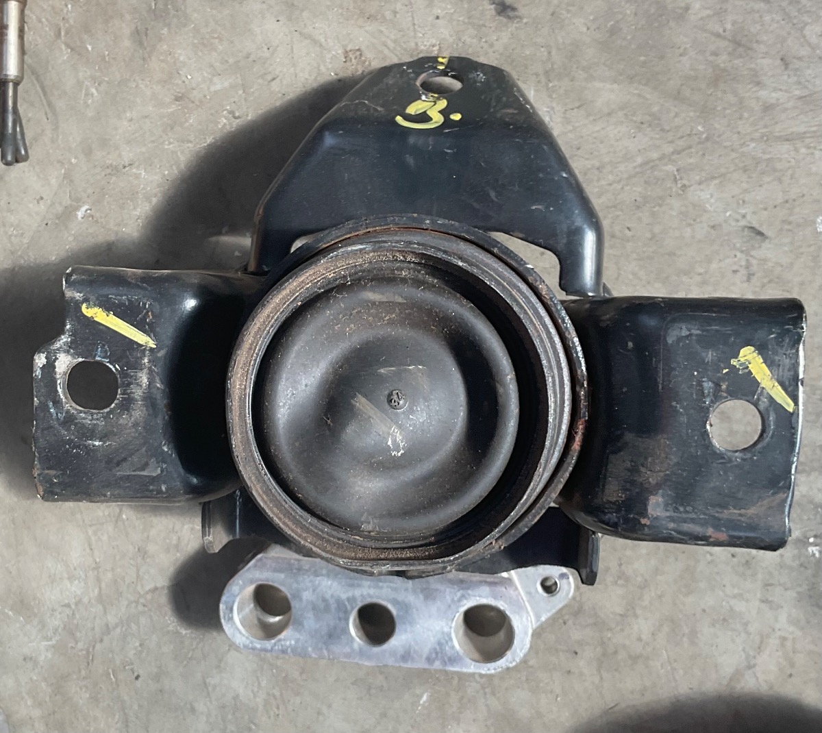 STARLET 1.5XI ENGINE MOUNTING BRACKET