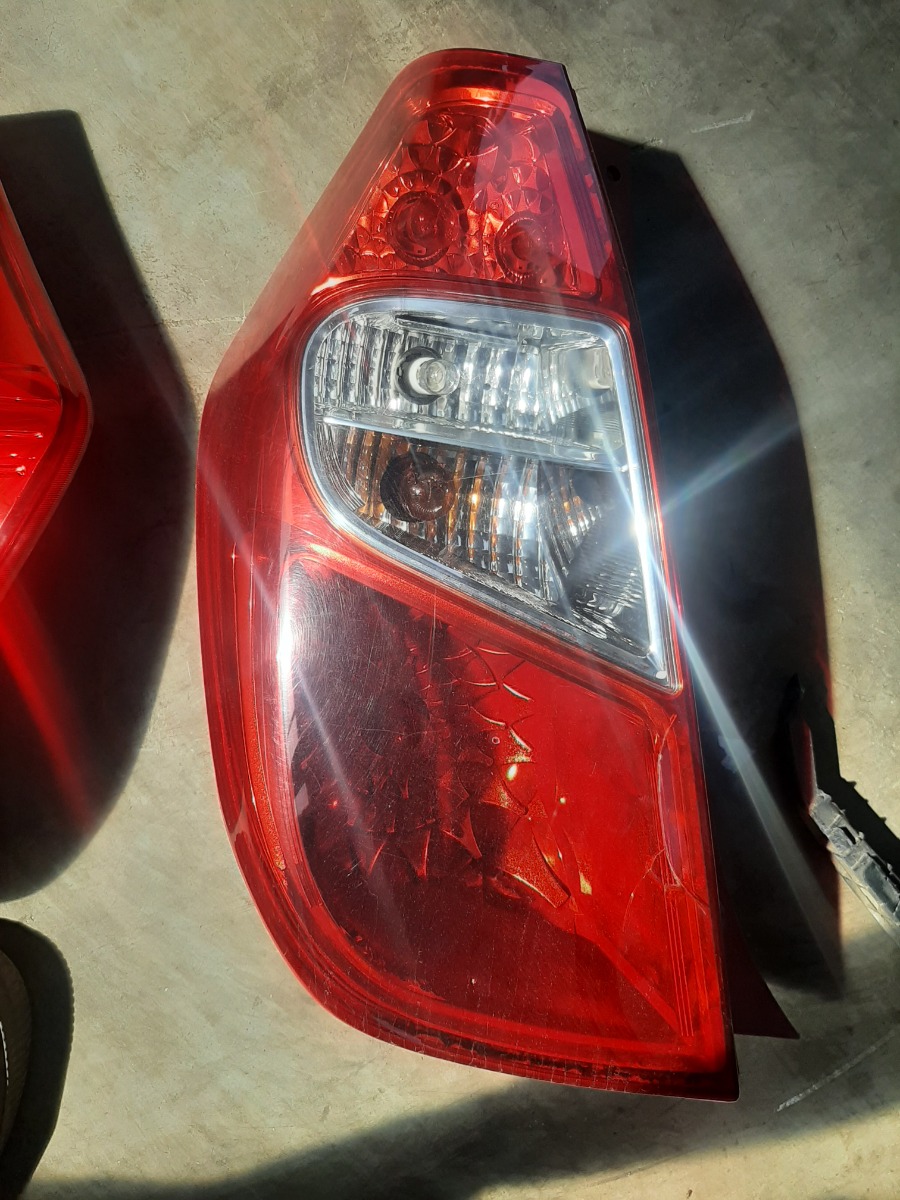 I10 FLUID MOTION LEFT Tail Lamp (cracked)