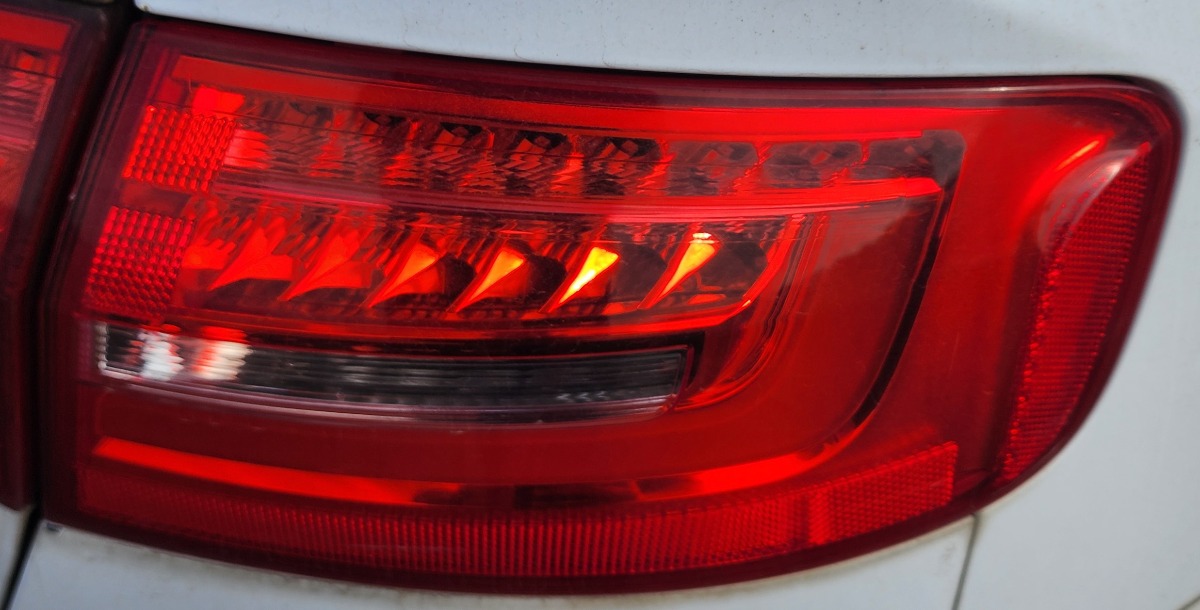 A4 B8 RIGHT OUTER TAILLAMP