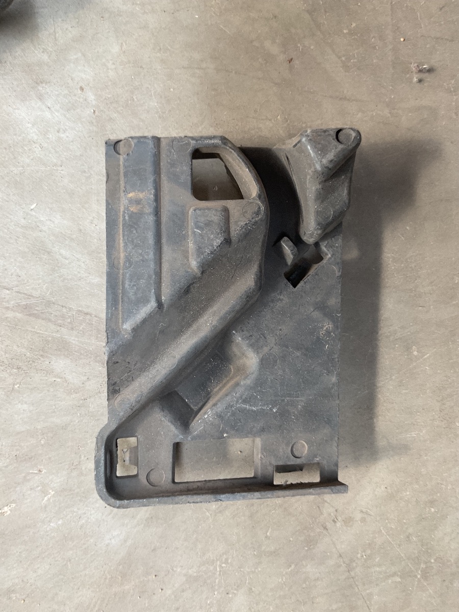 W205 FRONT RIGHT BUMPER BRACKET