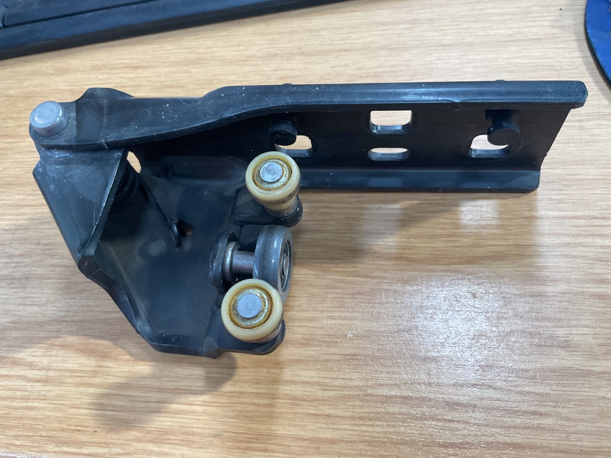 TRAFFIC 4 MIDDLE SLIDING DOOR BRACKET
