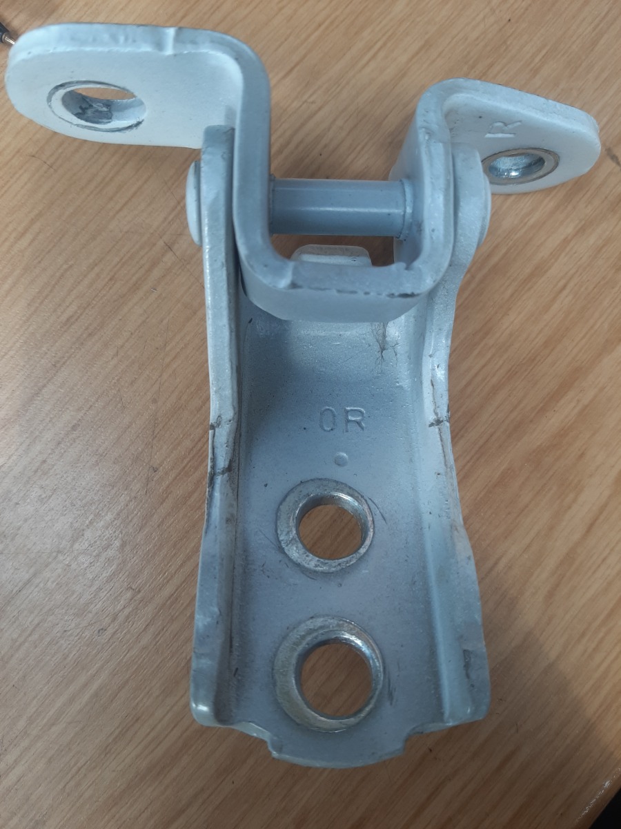 HILUX DOOR HINGE RIGHT UPPER