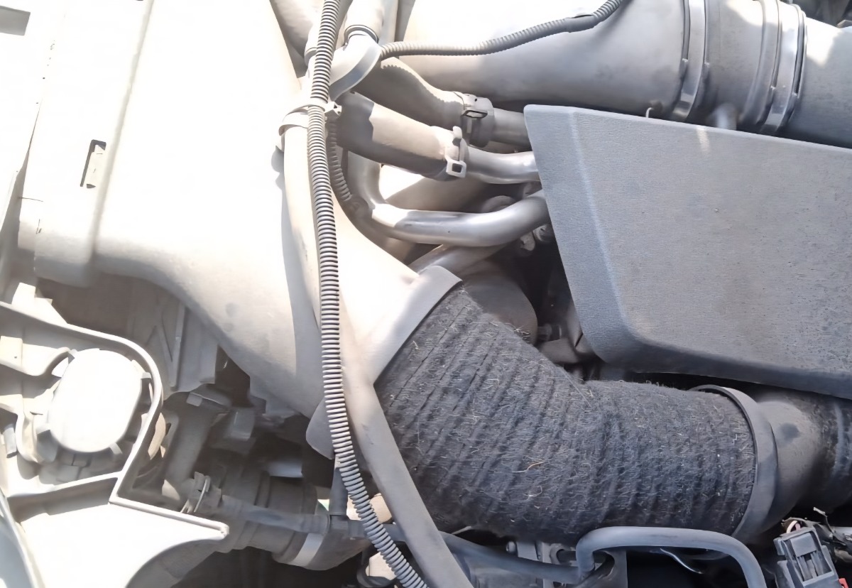 W166 GL63 LEFT AIR INTAKE PIPE