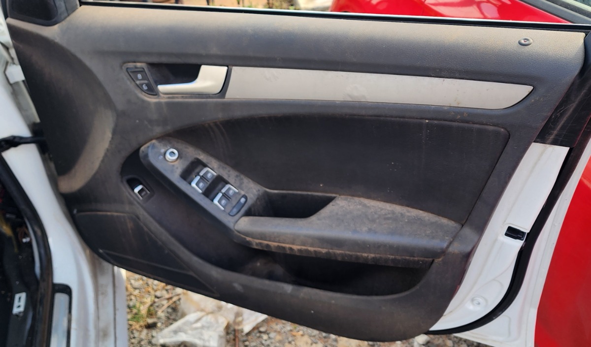 A4 B8 RIGHT FRONT DOOR PANEL
