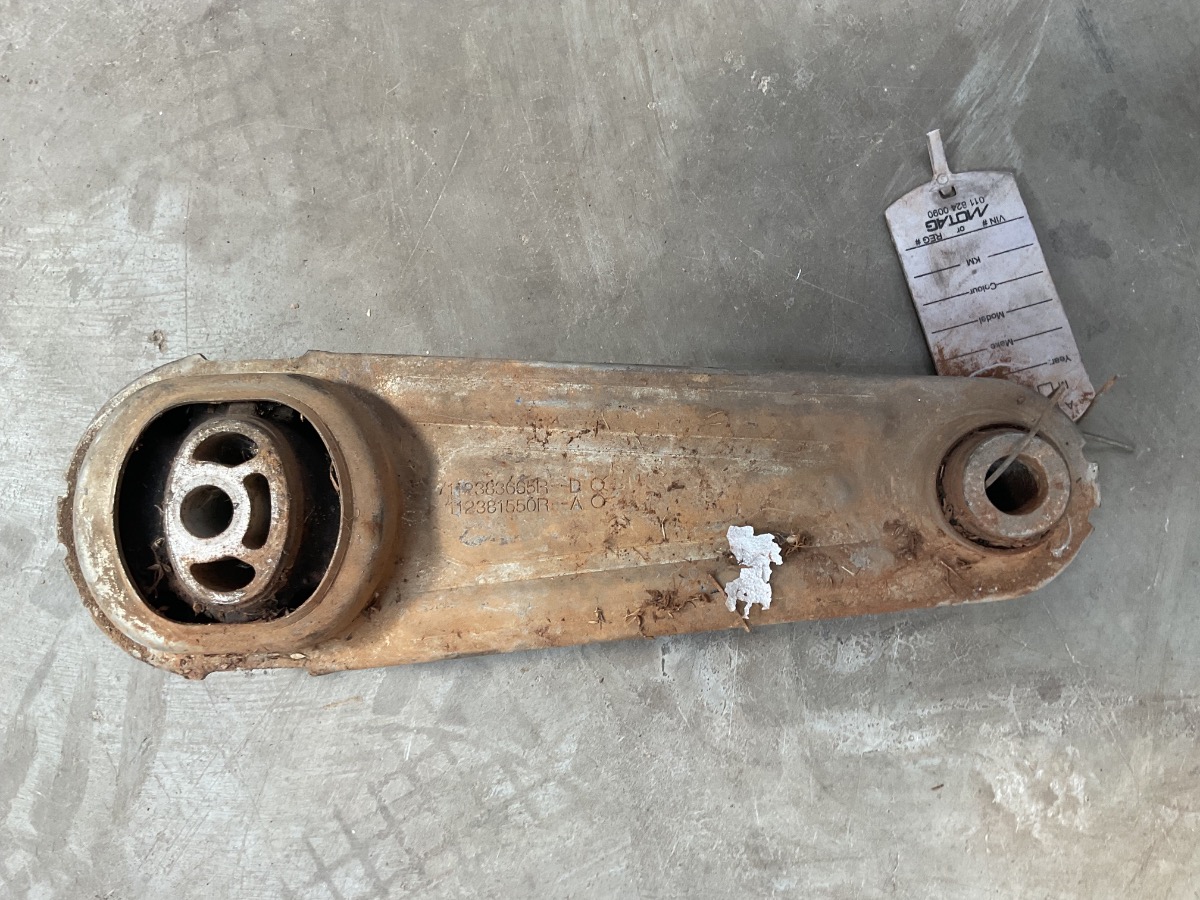 NP200 REAR ENGINE MOUNTING