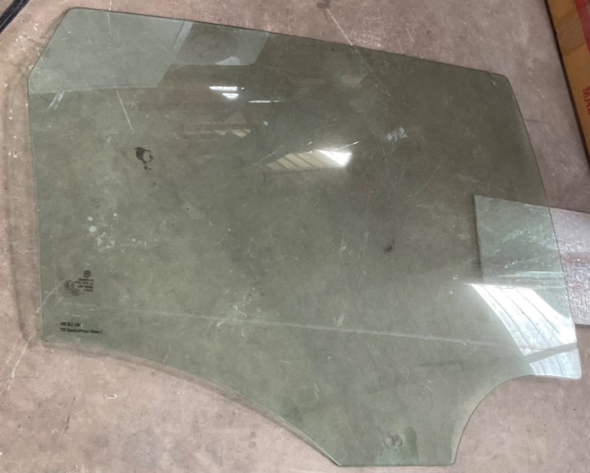 POLO VIVO RIGHT REAR DOOR GLASS