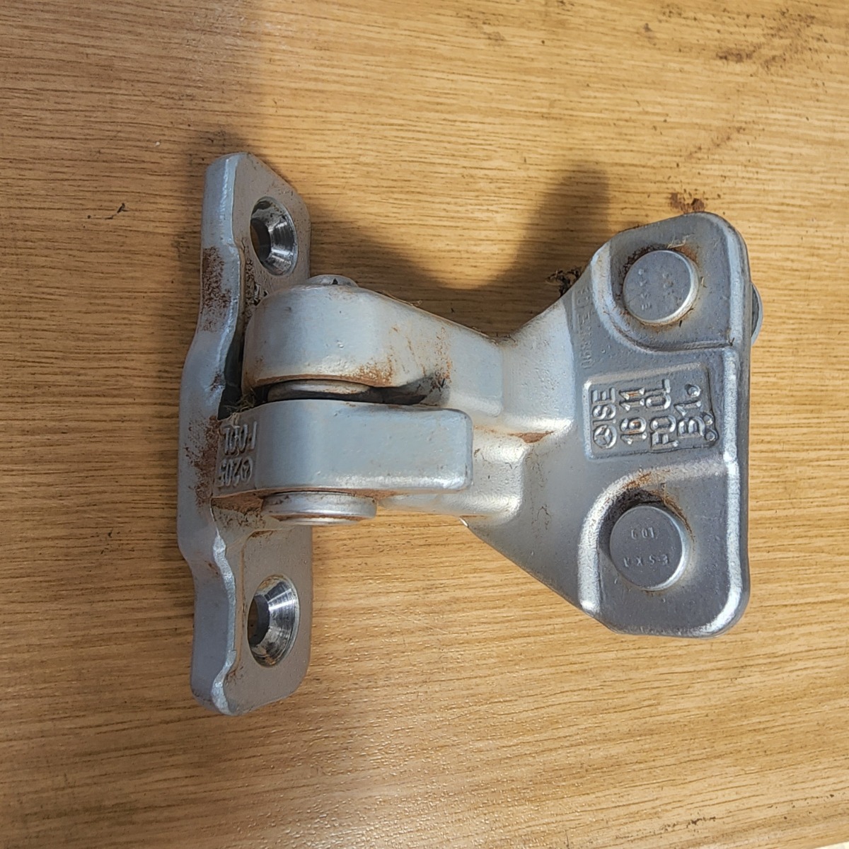 W205 LEFT REAR UPPER DOOR HINGE