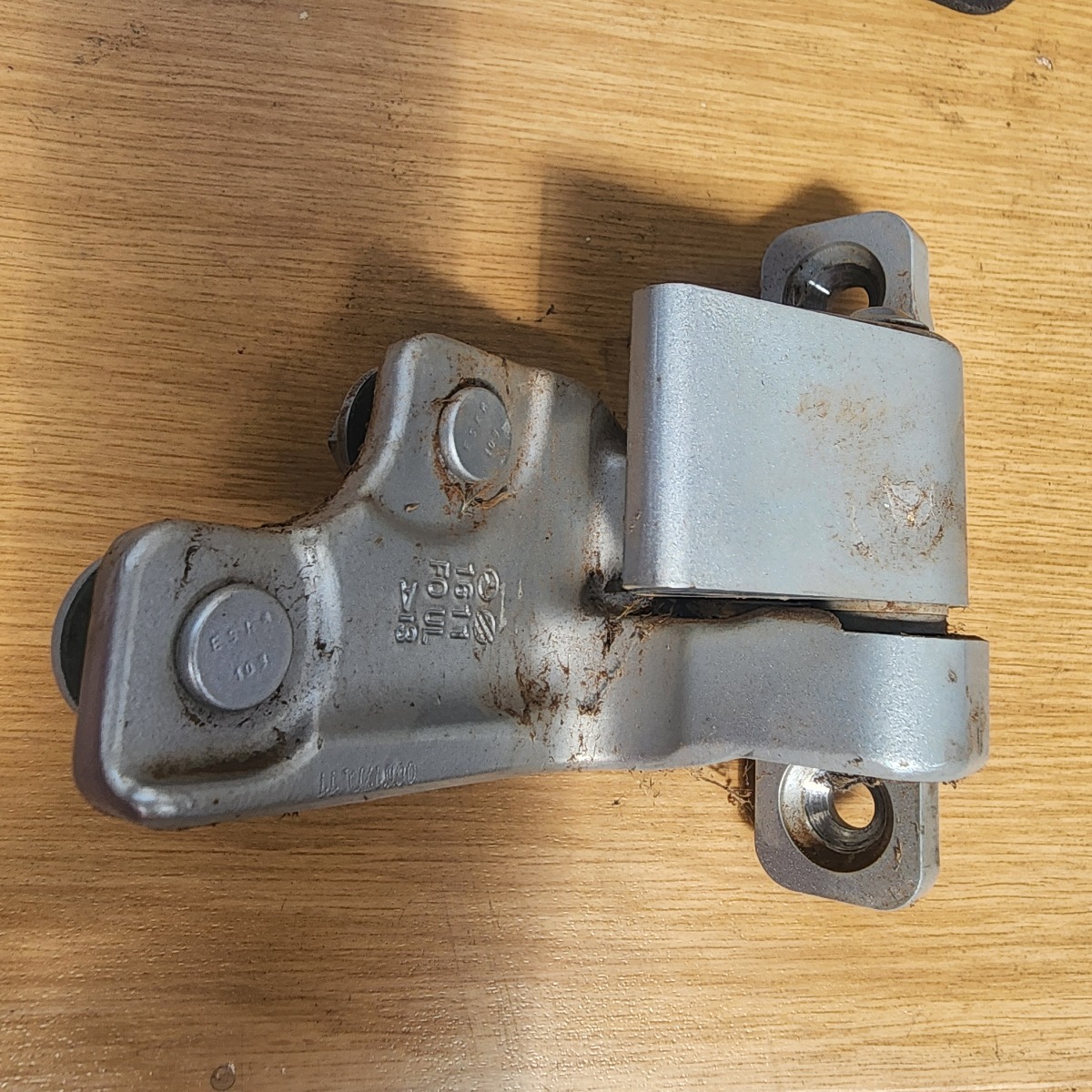 W205 LEFT REAR LOWER DOOR HINGE