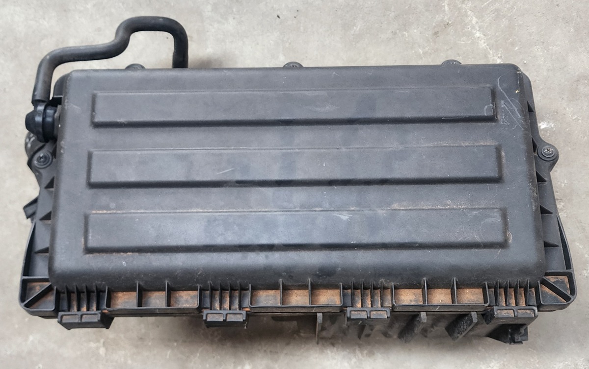 POLO CLP AIR CLEANER BOX