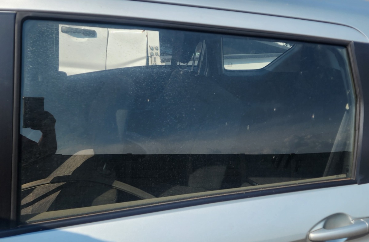 RUMION LEFT REAR DOOR GLASS