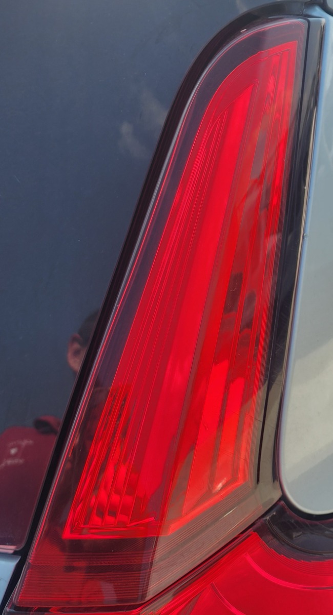 RUMION RIGHT OUTER UPPER TAILLIGHT