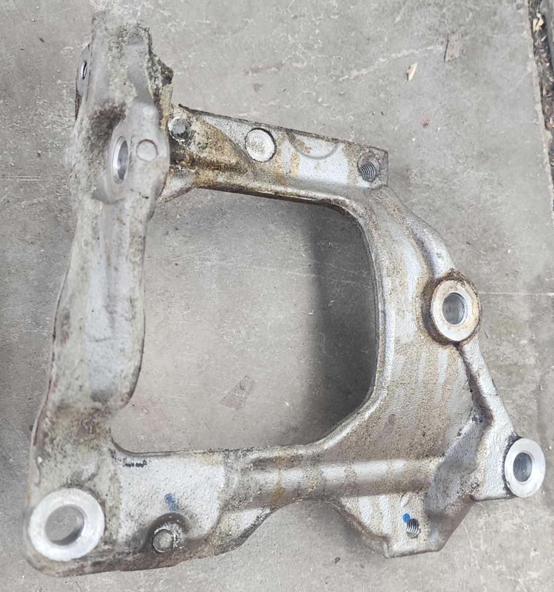 HILUX 2.4GD COMPRESSOR BRACKET