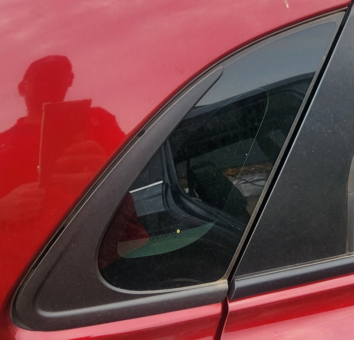 STARLET RIGHT REAR QUARTER VENT