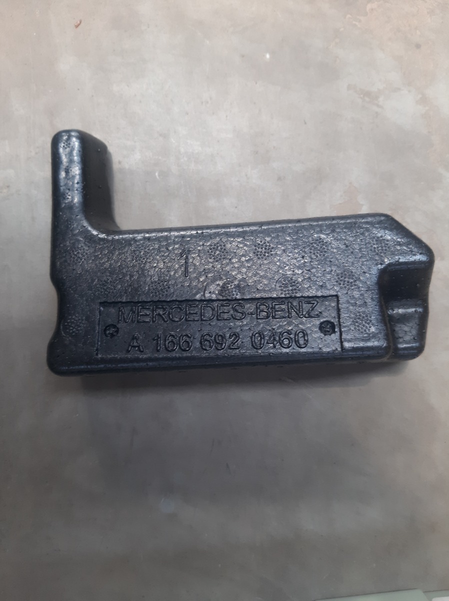 W166 GL63 REAR TRUNK INSULATION