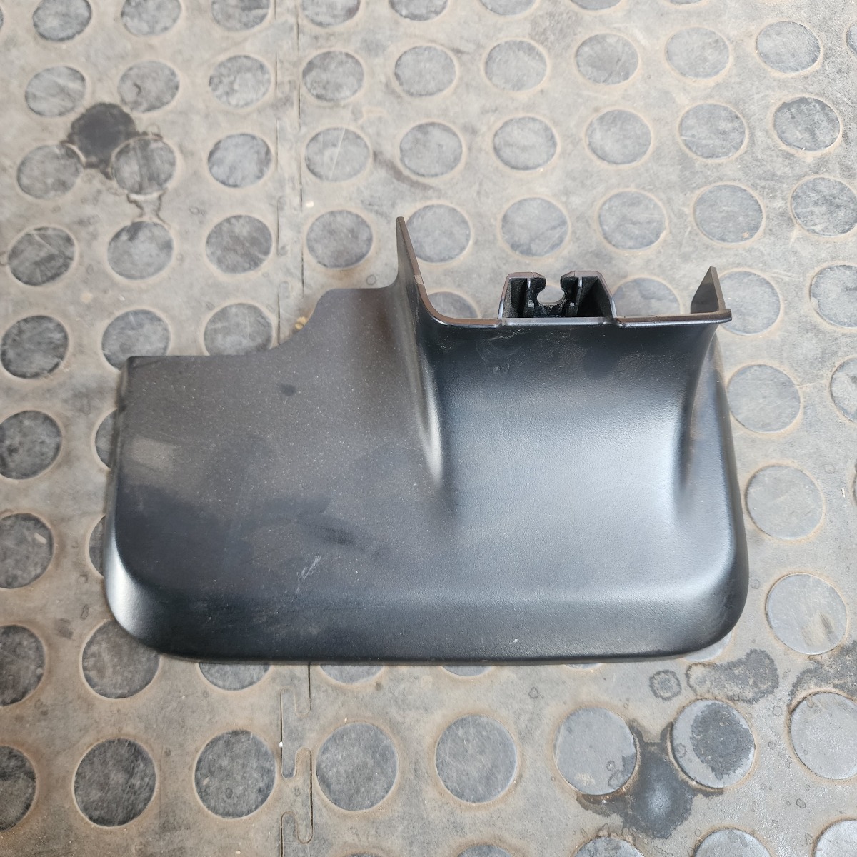 W166 GL63 MIDDLE ROW SEAT FRAME COVER