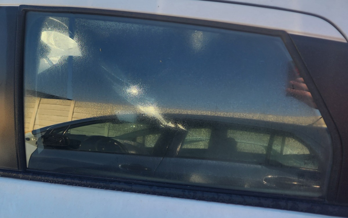 STARLET CROSS LEFT REAR DOOR GLASS