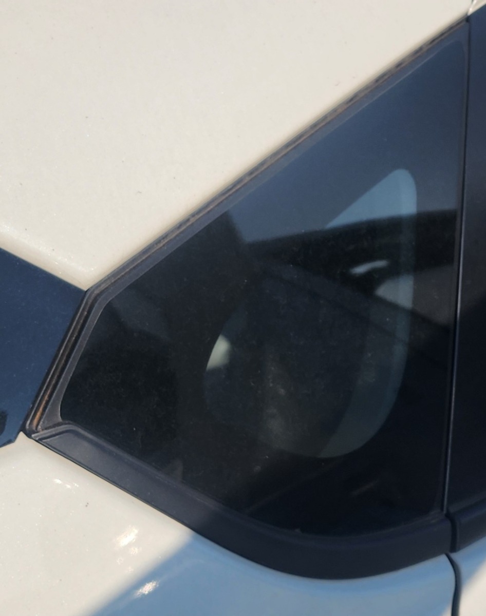 STARLET CROSS RIGHT REAR QUARTER VENT