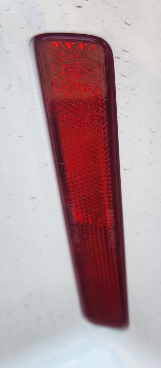 STARLET CROSS RIGHT REAR REFLECTOR