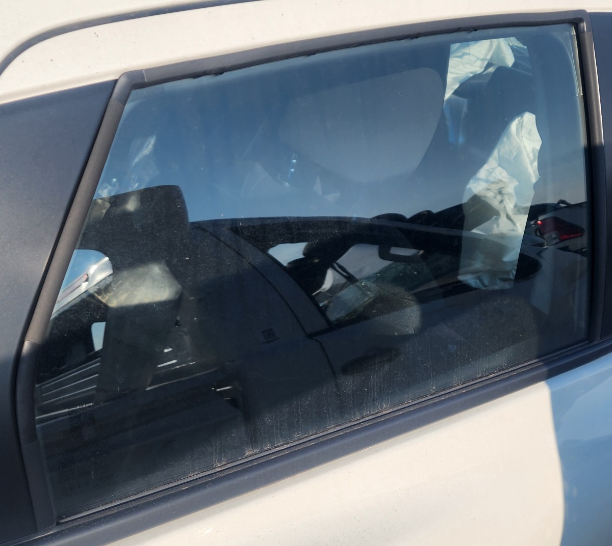 STARLET CROSS RIGHT REAR DOOR GLASS