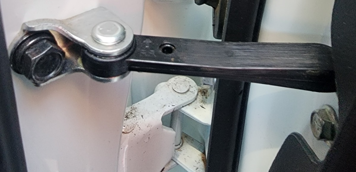 STARLET CROSS RIGHT REAR DOOR STOP