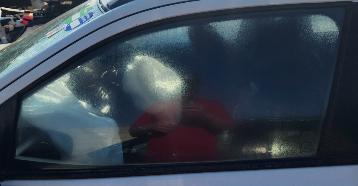 STARLET CROSS LEFT FRONT DOOR GLASS