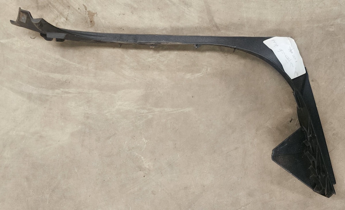 GS RIGHT TAILGATE TRIM