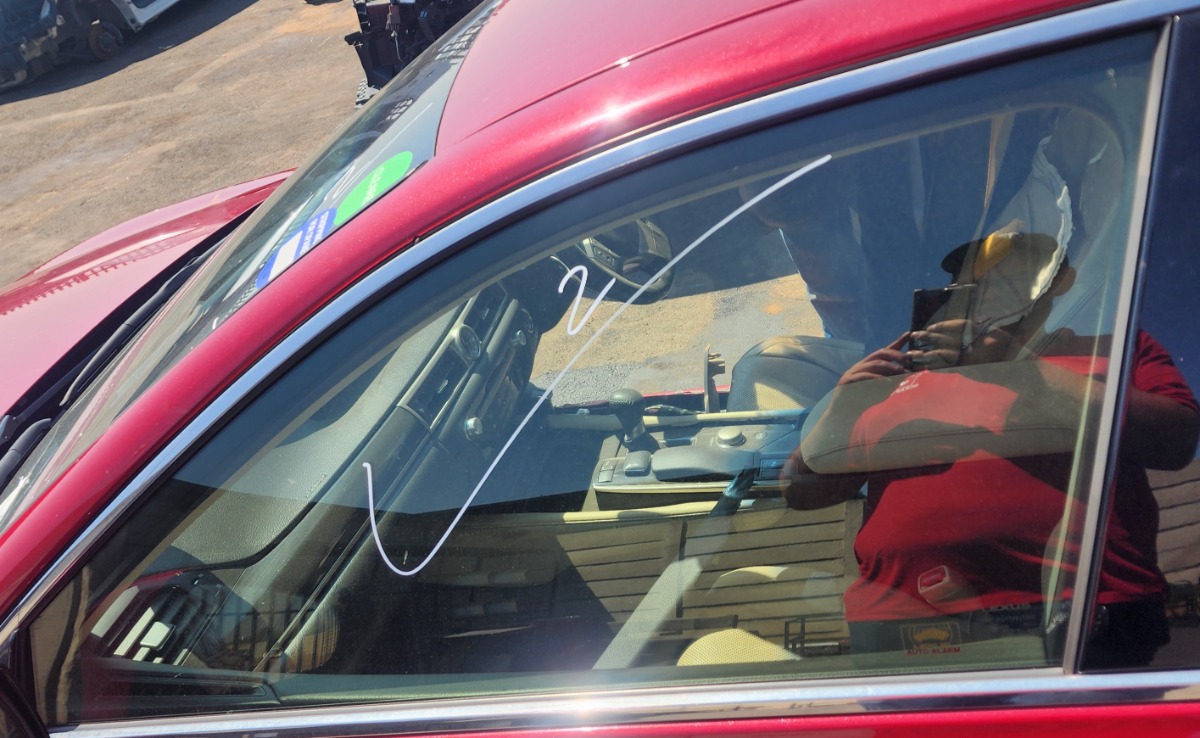 GS LEFT FRONT DOOR GLASS