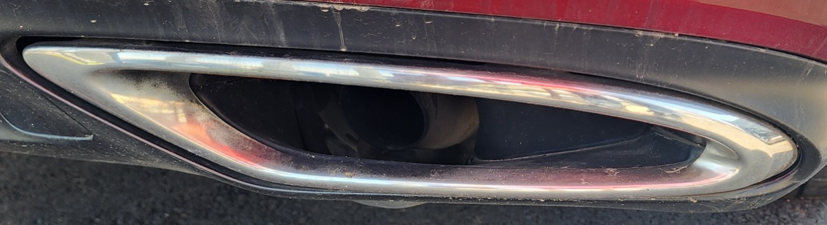 GS RIGHT REAR EXHAUST TRIM