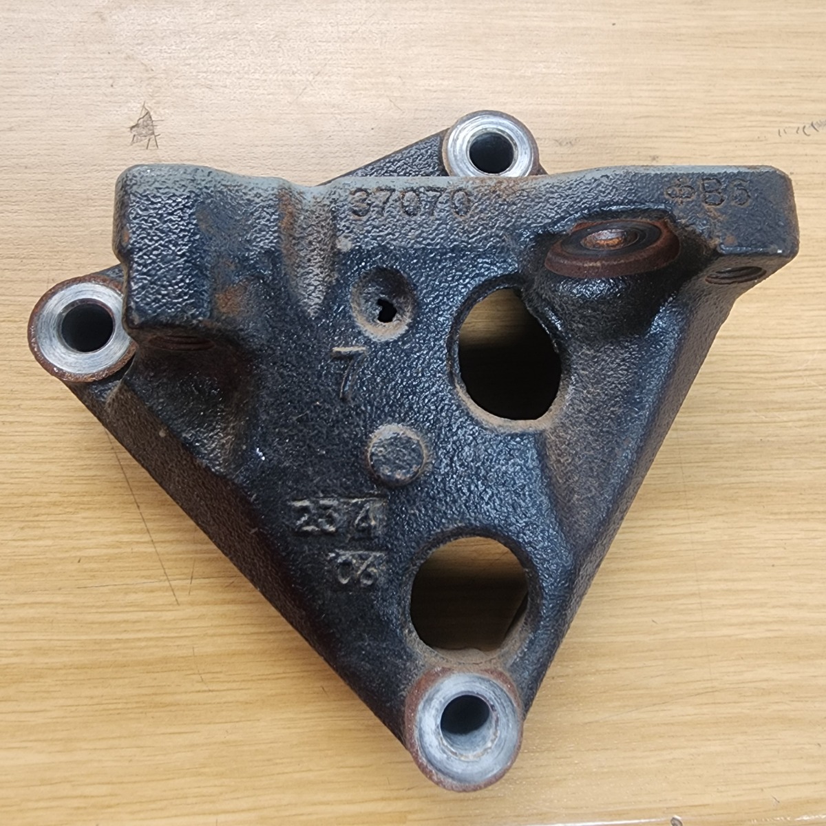 COROLLA HYBRID ENGINE MOUNT