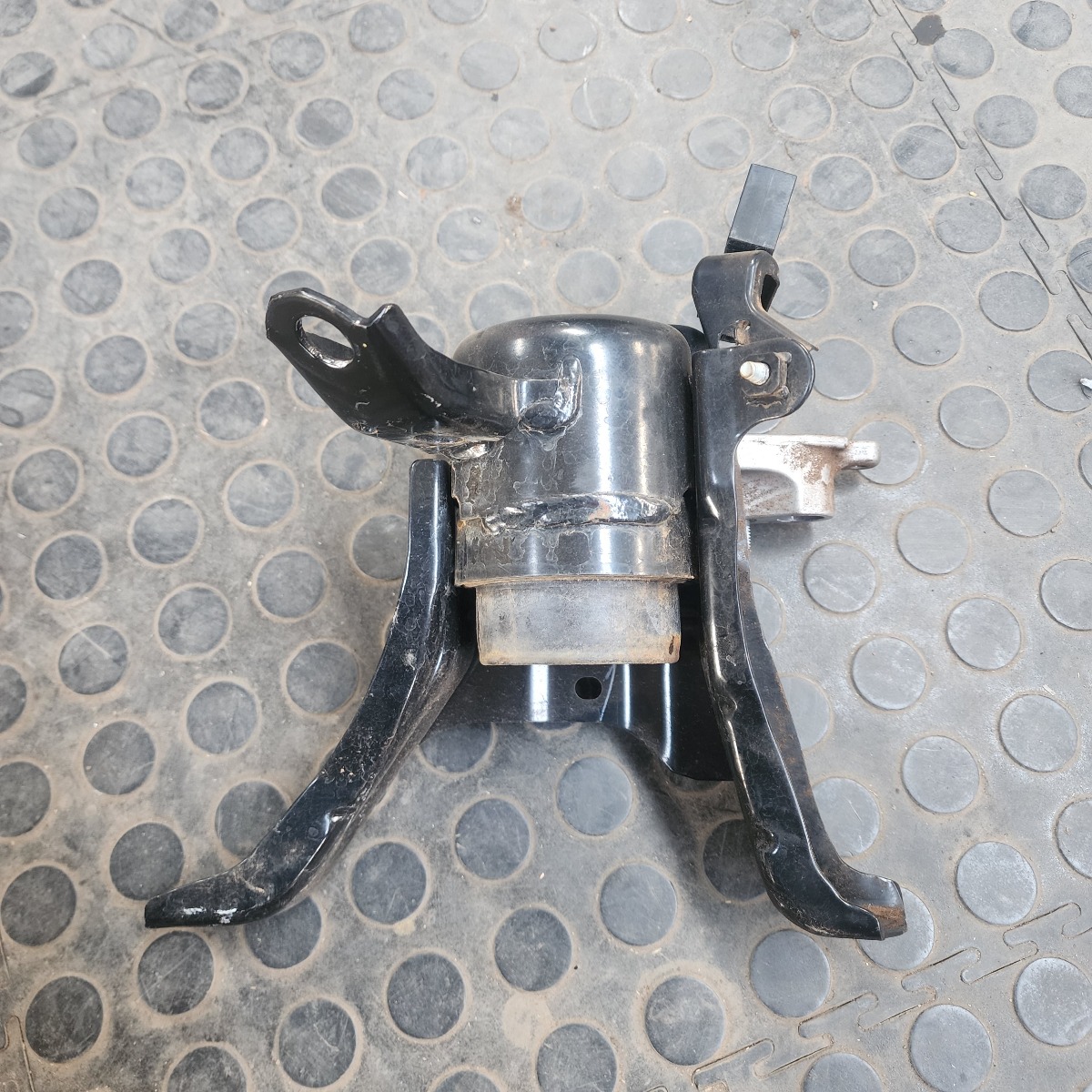 COROLLA HYBRID 1.8 ENGINE MOUNT ON BODY
